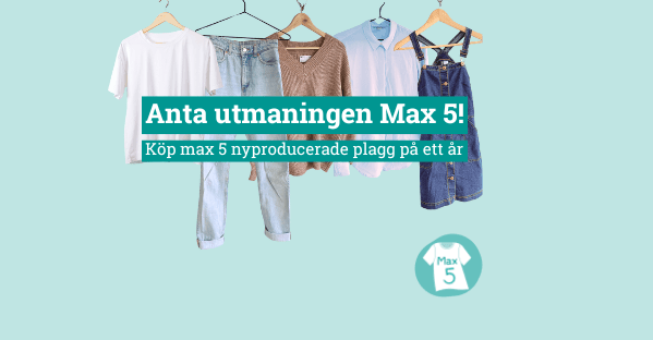 Bilden visar en rad klädesplagg som hänger på galgar mot en ljusblå bakgrund. Det finns fem olika ...